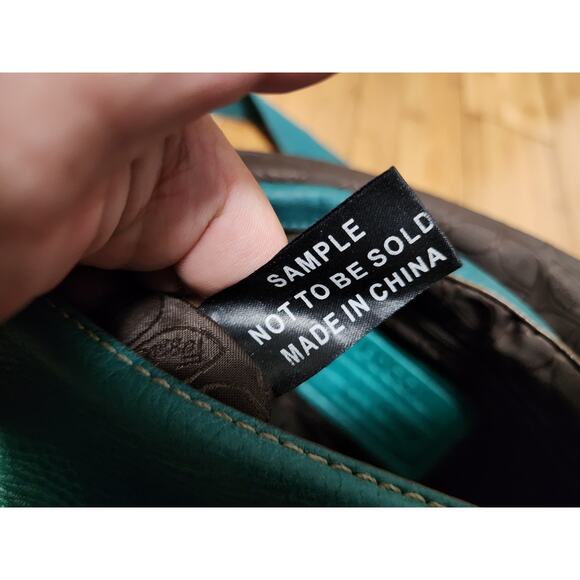 FOSSIL Vtg Y2K Maddox Messenger Bag Pebbled Leather Emerald Green Bag Charm Key - Picture 10 of 12